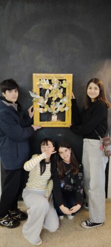 Árvore Natal colocada na parede do bar da escola, onde ficará todo o ano letivo.<br/>Alunos da Academia Eureka da escola.