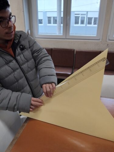 A efetuar as medições da árvore.