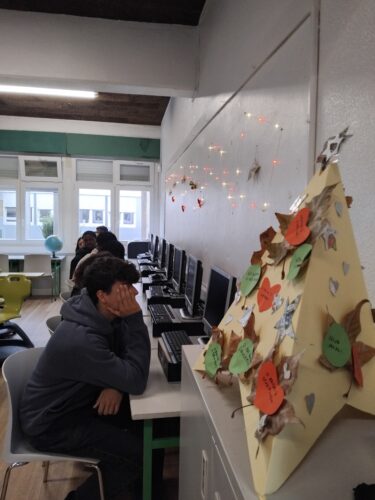 Árvore na sala da Educação Especial.