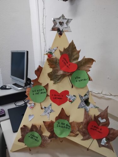 Trabalho final com reutilização das embalagens Compal conseguidas, folhas da escola e mensagens do aluno.