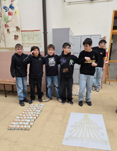 Esboço da árvore que serviu de modelo e início da preparação das embalagens. Os alunos da foto foram os autores do esboço e da ideia selecionada.