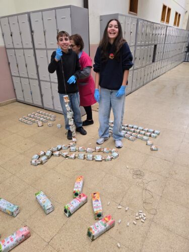 Os alunos separaram as embalagens, higienizaram-nas e começaram a fazer o enfiamento em fio do norte com recurso a uma agulha feita com arame.