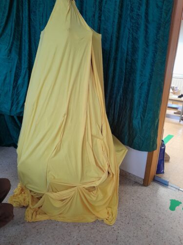 Revestimento do cartão com tecido amarelo reutilizado, também proveniente de trabalhos escolares anteriores.