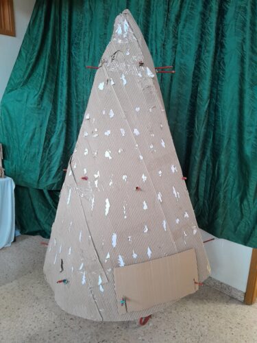 Revestimento da estrutura inicial com cartão reciclado, recolhido na comunidade escolar.