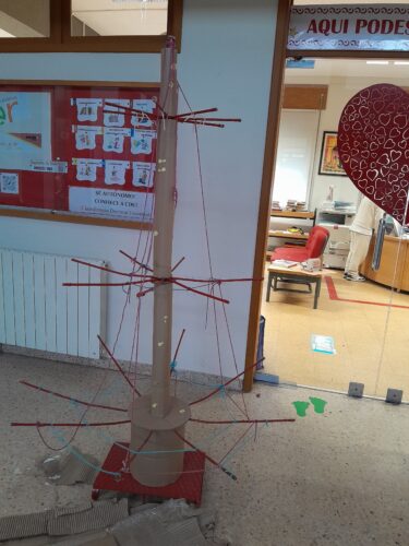 Montagem da estrutura metálica em material reciclado.