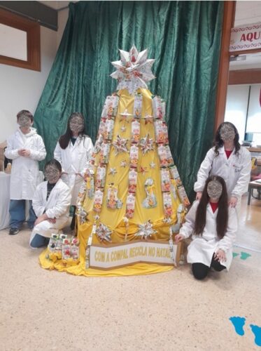 No espaço da nossa escola a construção desta árvore permitiu desenvolver valores de sustentabilidade, criatividade, cooperação e cidadania ativa.