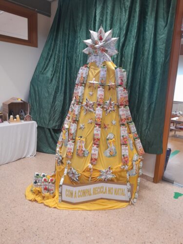 A nossa Árvore representa o compromisso com um Natal mais sustentável, consciente e amarelo, onde pequenos gestos fazem a diferença na proteção do ambiente.