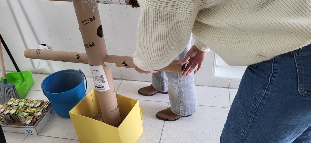 Construção da Estrutura da Árvore Natal Amarela