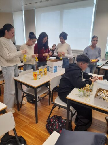 Preparação das embalagens tetra Pack da Compal e outras (limpeza, furação, corte do fio e colocação do mesmo nas embalagens)