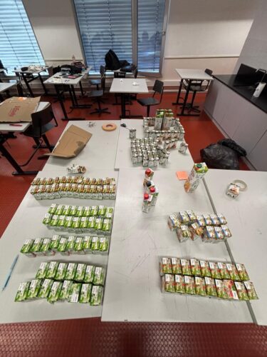 Iniciação - Os alunos do 10ºTD escolhem e agrupam o material nomeadamente as caixas de compal Tetra Pak.