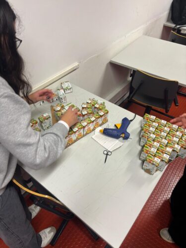 Brainstorming - desenvolvimento de conceitos e criação de alternativas criativas, como esboços e modelos iniciais. Depois dos esboços realizados da árvore de natal, os alunos procedem à organização e primeiras colagens do projeto.