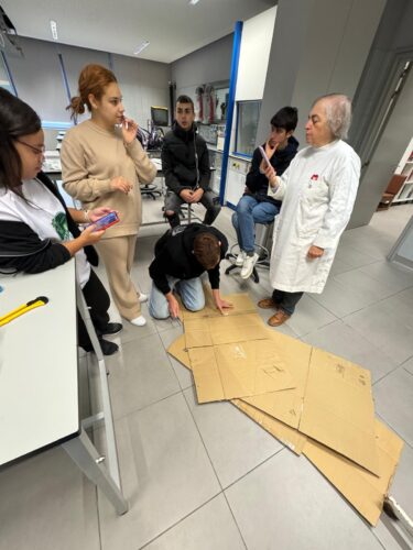 Foram desenhados e recortados vários triângulos em cartão proveniente de caixas velhas.