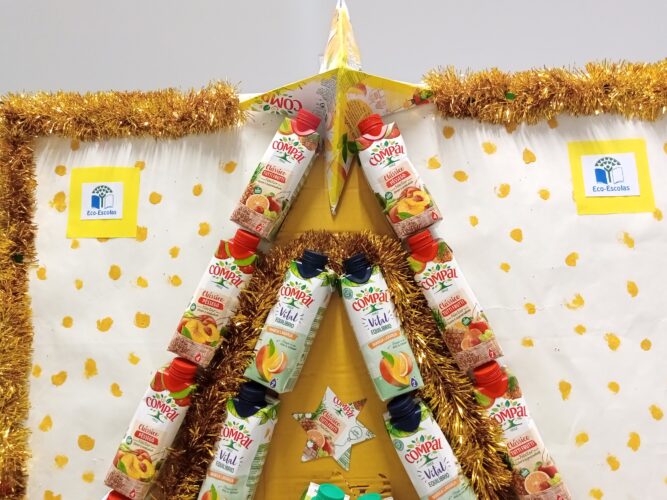 As embalagens utilizadas foram exclusivamente da Compal. Pormenor da estrela colocada no topo da árvore.