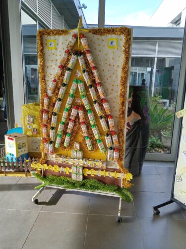 A árvore de Natal amarela foi colocada no átrio da escola.