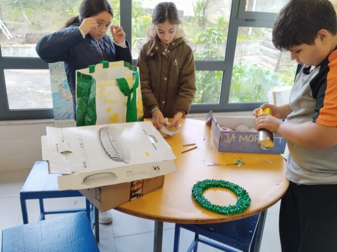 Processo construção árvore e enfeites pelos alunos