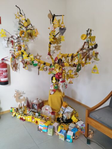 Trabalho final_Árvore Desafio Natal Amarelo 2025, na entrada da secretaria da EBS de Rebordosa