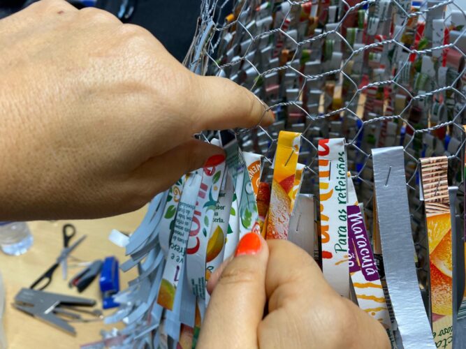 Detalhe da manipulação dos pequenos retalhos (caruma) na estrutura