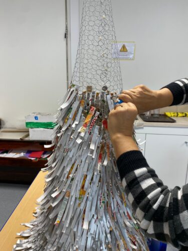 Fixação na estrutura de arame dos pequenos retalhos (caruma) com auxilio a um agrafador