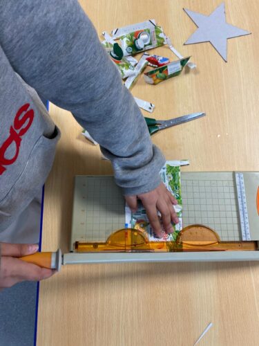 Abertura da embalagem e corte em pequenos retalhados pela guilhotina