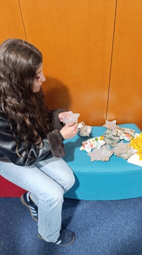 Pequenos gestos, grandes brilhos / Com paciência e atenção ao detalhe, as estrelas ganham forma. Cada estrela representa o trabalho de cada aluno, passo esse essencial para dar vida à árvore de Natal.