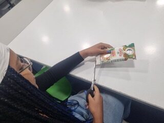 O primeiro corte da Magia / Um simples corte marca o começo da construção das estrelas natalícias, feitas com cuidado, criatividade e espírito Natalício.