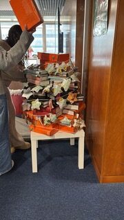 Construir juntos / A árvore começa a erguer-se a partir da colaboração de todos. É nos livros que mora a imaginação e a criatividade e é nesta simbiose que a nossa árvore começa a ganhar vida.