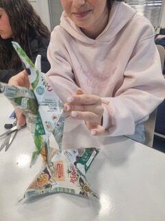 Da embalagem à decoração / As embalagens da Compal ganham um novo propósito ao serem reutilizadas na criação de enfeites natalícios. Esta prática incentiva à consciência ambiental e reforça a ideia que é possível criar arte a partir de resíduos.