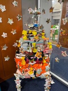 A árvore de Natal na nossa escola / Instalada num espaço comum da escola, esta árvore de Natal representa o espírito de Natal vivido em comunidade, onde os trabalhos dos alunos transforma o espaço escolar num lugar mais acolhedor.