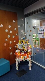 Criar, reutilizar e celebrar / Esta árvore de Natal reflete um projeto coletivo que une a sustentabilidade, criatividade e o espírito natalício.