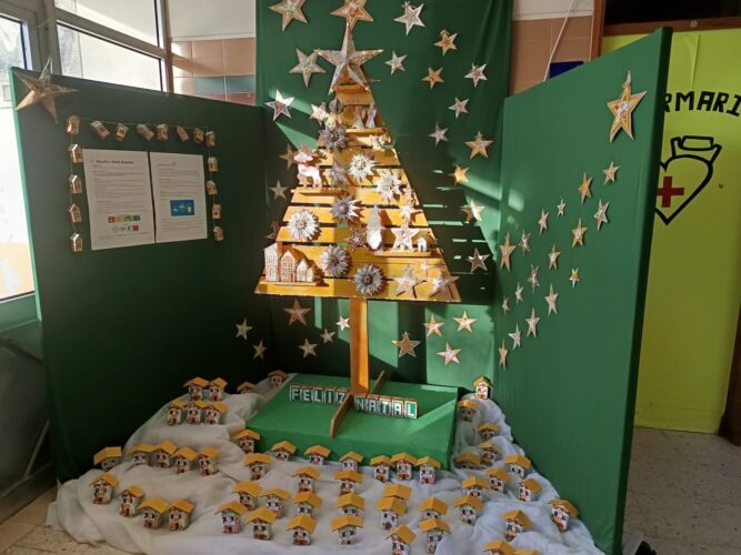 A árvore e todo o conjunto envolvente está colocada no átrio principal da escola junto á entrada principal.