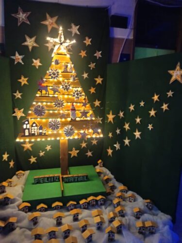 O Resultado final...A nossa Árvore Amarela que com a luz, faz sobressair o amarelo e aparenta um rasto de luz com inúmeras estrelas...