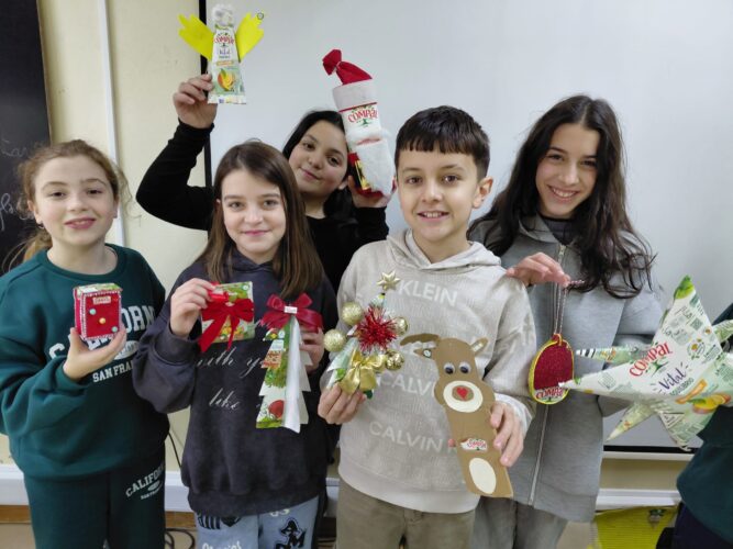 Construção dos enfeites com embalagens Compal e outros materiais