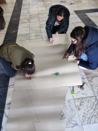 Construção da base da árvore Natal Amarelo 2025