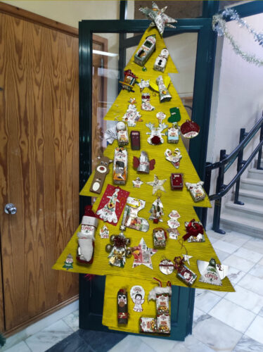 Trabalho final, a árvore na entrada bo bloco de acesso à secretaria e biblioteca da EBS de Vilela