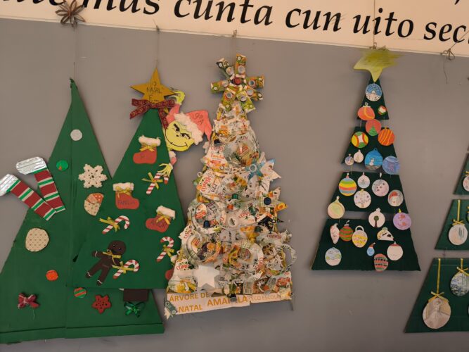 Parte da instalação artística Árvores de Natal no átrio da escola