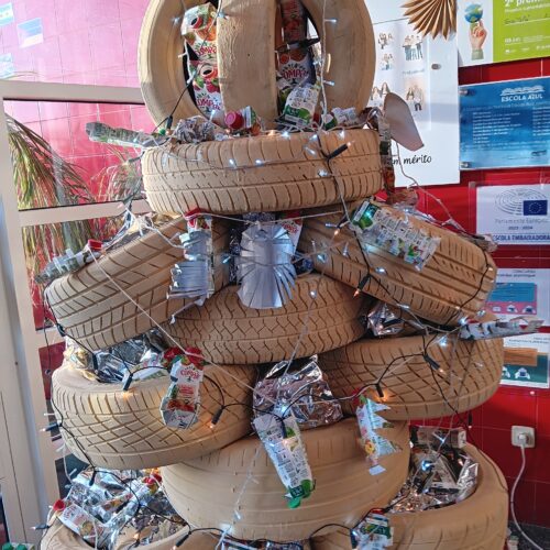 Nesta imagem a decoração com as embalagens já está terminada e nalgumas embalagens é possível através de ampliação observar todos os símbolos pedidos Tetra Pak e Compal.