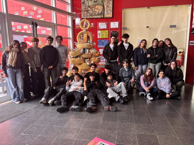 Nesta fotografia temos a Árvore concluída ao fundo e os alunos que nela trabalharam ao ser redor.