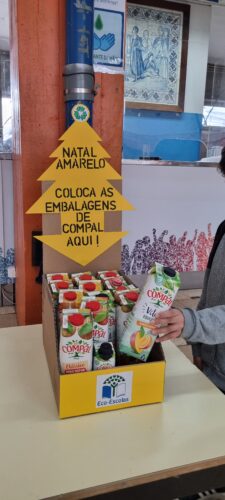 Campanha de Recolha de embalagens - <br/>Caixa coletiva de recolha de embalagens Compal colocada no bar da escola.