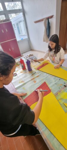 Construção do da árvore de natal - pintura da estrutura base em cartão reutilizado.