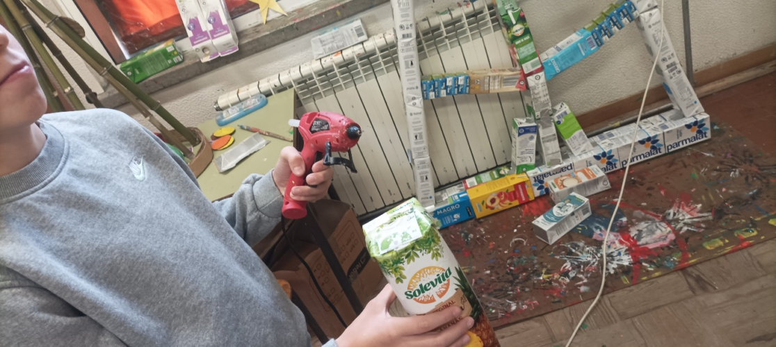 "A ganhar forma"<br/>Colagem de vários tipos de pacotes para ganhar a forma de árvore