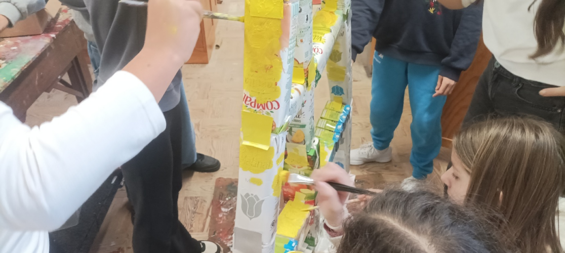 "Amarelando a árvore"<br/>Pintura das embalagens para dar ênfase à cor amarela.