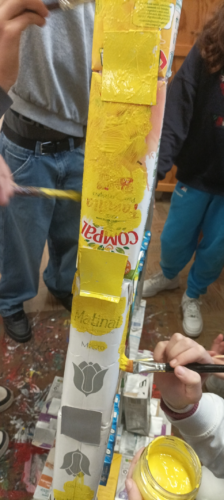 Embalagens da Compal a dar forma à árvore (legos)