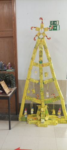 Decorações (presentes, bonecos de Neve, pequenas árvores e bengalas) com materiais reciclados e com a utilização também de pacotes da Compal