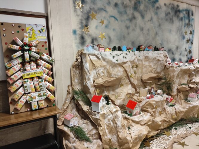 Árvore de Natal na entrada da escola