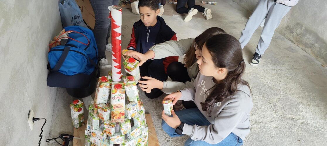 Início da construção da árvore com embalagens tetra pak da Compal.