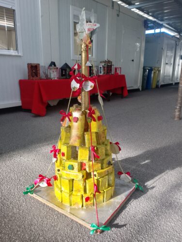 Árvore de Natal no recinto escolar.