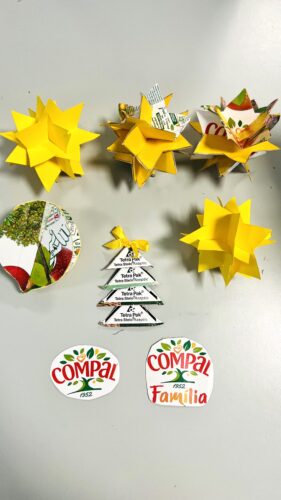 Decoraçãoes Alegres da Compal- Estrelas construídas com embalagens compal cartolina amarela, pinheirinhos, "Tetra Pak", recorte redondo do lettering da " Compal" a imitar as bolas e estrelas simples amarelas para embelezar a árvore.