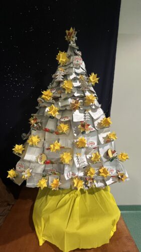 Árvore Amarela Estrelada- A nossa árvore finalizada representa o imenso prazer e motivação na realização deste desafio, porque toda a comunidade educativa bebe Compal e participou de forma incansavél.