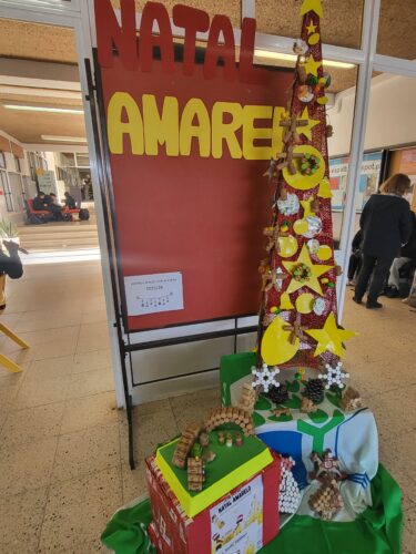 Árvore de Natal Amarelo, colocada no átrio da entrada principal da ESPAB, criou um ambiente festivo e acolhedor, envolvendo os alunos e a comunidade educativa através das decorações sustentáveis e artísticas.