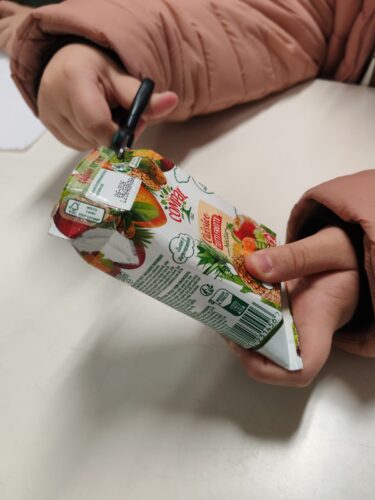 Preparação e corte das embalagens Compal pelos alunos.